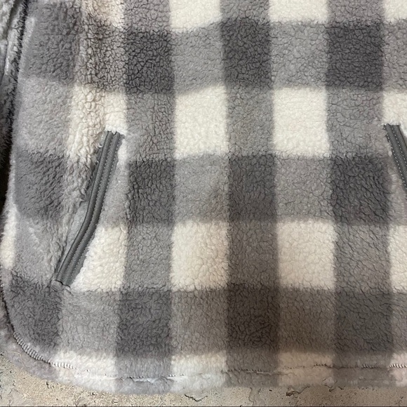 Cozy Sherpa gray white gingham checkered pullover - Picture 3 of 5